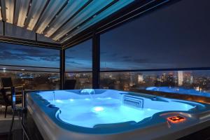 Crown Penthouse - Luxurious, Spa & Vista