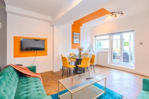 Central 2 Bedroom Flat with Roof Terrace I Next To Brighton Beach I Sleep 8 Guests