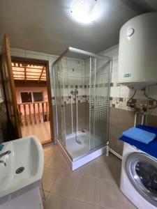 Casa la intrare în Cheile Nerei