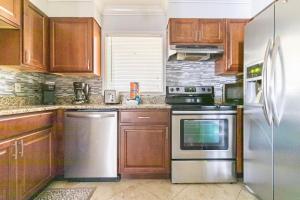 Cute Coastal Condo- 2 Bedrooms 2 Bathrooms- Pool, Hot Tub, Tennis, Pickleball
