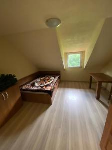 Casa la intrare în Cheile Nerei