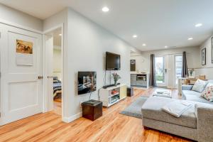 2 Mi to Green Lake! Modern Apartment with Parking