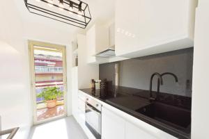 Apartment with Terrace walk to Beaches & Shopping