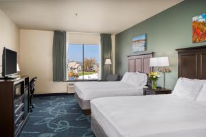 Double Queen Accessible No Deck Land View room in Park Point Marina Inn