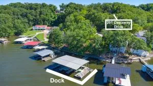 Large Lake Tudor Home, Dock, 3 acres, walk to Bagnell Dam , 1 MM - Eldon