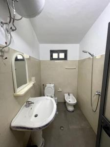 Cozy 5-Bed Home with Balcony