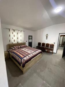 Cozy 5-Bed Home with Balcony