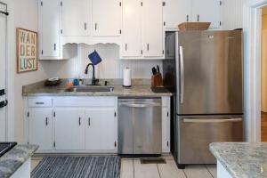 Peaceful home in downtown Huntsville with nice back patio!