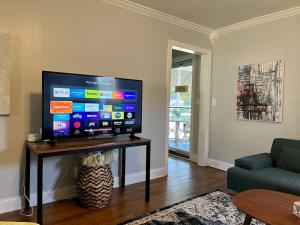 Peaceful home in downtown Huntsville with nice back patio!