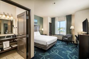 Single Queen Bed No Deck Land View room in Park Point Marina Inn