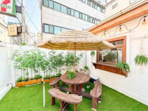 Yunseul- Garden House in the City with Korean Beauty