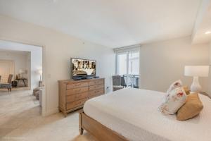 Modern 2 BDR at King David with Ocean View