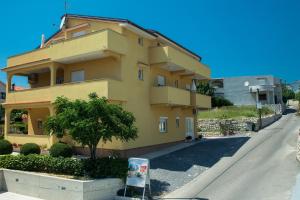 Apartments with a parking space Lopar, Rab - 23156 