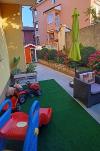 Apartments with parking space Lopar, Rab - 23156