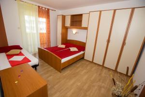 Apartments with a parking space Lopar, Rab - 23156