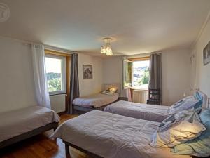 Maisons de vacances Maison de campagne avec piscine, spa et jeux exterieurs dans le Haut Beaujolais - FR-1-496-247 : photos des chambres