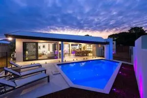 Luxury Sunny Oasis with Pool, SUV Hire, Near Marina - Йоркейс Кноб