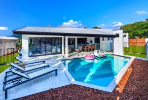 Luxury Sunny Oasis with Pool, SUV Hire, Near Marina