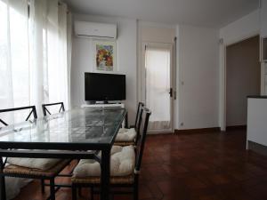 Apartamento céntrico a 20m de la playa del Puerto con TV, aire acondicionado y terraza - ES-228-189