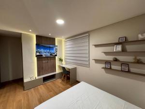 Apto Ejecutivo en Zona Universitaria Equipetrol Wifi Piscina Comodidad