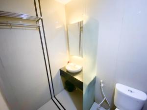 RedDoorz near Pantai Idola Banyutowo Hotel DLLALA