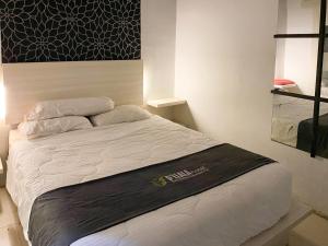 RedDoorz near Pantai Idola Banyutowo Hotel DLLALA