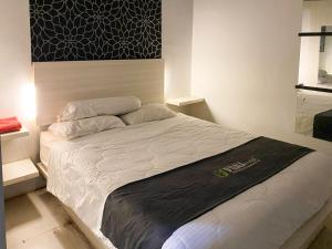 RedDoorz near Pantai Idola Banyutowo Hotel DLLALA