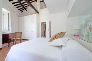 Magical Navona Duplex With Terrace by Halldis