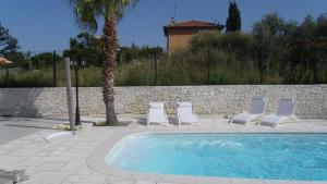 Magnifique studio sur les hauteurs de Nice, piscine, parking et WIFI