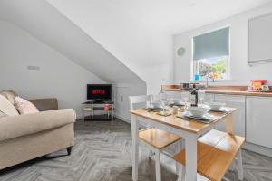 Your Group Base 3 Modern Flats Sleeps 4 to 12 Near City
