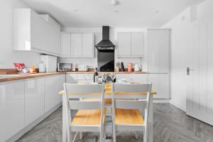 Your Group Base 3 Modern Flats Sleeps 4 to 12 Near City
