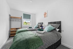 Your Group Base 3 Modern Flats Sleeps 4 to 12 Near City