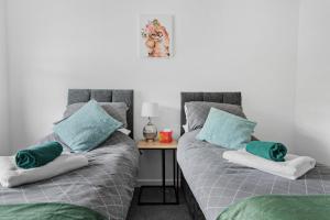 Your Group Base 3 Modern Flats Sleeps 4 to 12 Near City