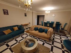 شقه عائليه لوكس بشارع مكرم عبيد 2121