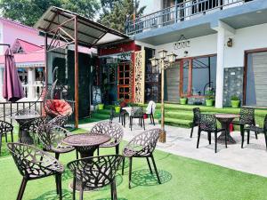 SMOKEY CASTLE HOTEL and RESTAURENT