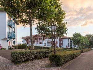 Appartements T1 Bis avec piscine vue golf et montagnes : photos des chambres
