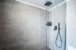 Sunlight rooftop apartment