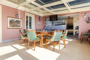 Villa Miramare con Ampia Piscina Riscaldata e Vista Mare