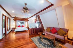 The Suite By Royal Crown Hotel