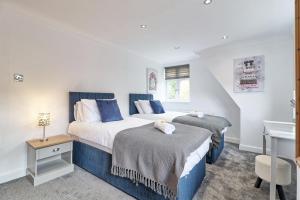 LMV Property - Modern Luxury Family Home in Theydon Bois With London Skyline Views