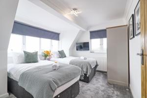 LMV Property - Modern Luxury Family Home in Theydon Bois With London Skyline Views