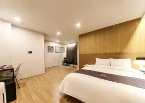 Divine Hotel - Pyŏkto-ri