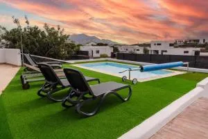 Villa Volcan2 Rural Private Pool la Oliva by Holidays Home - Тіндая