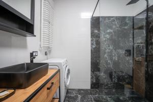 Retro Milenium Park Apartment by BookingHost