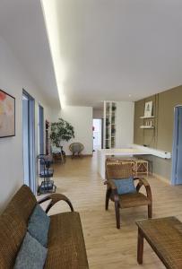 Emerald Avenue Cozy 3R3B Apartment 830