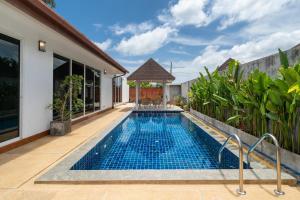 Bangtao Beach Villa with a Long pool 12 meters