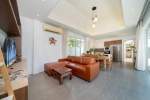 Bangtao Beach Villa with a Long pool 12 meters