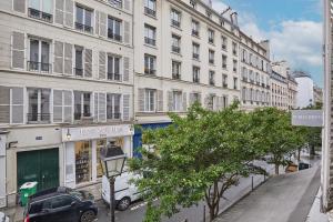 Apartment center of Paris by Studioprestige