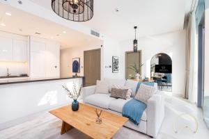 Oraya - Sleek 1BR In District one , Direct Lagoon Access