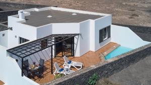 Bungalow María de Timanfaya - Sea and Mountains Views, Pool, WiFi, 15 minutes walk to Marina Rubicón